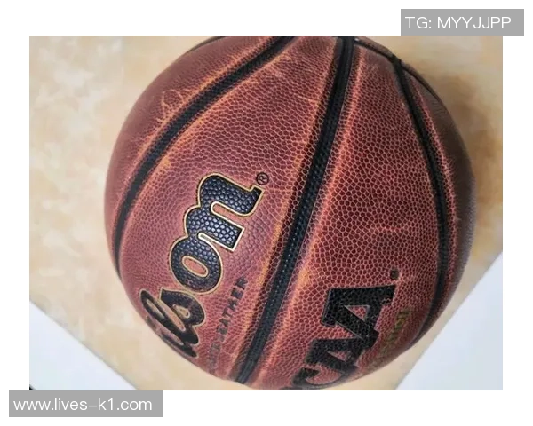 篮球的材质解析及其对运动性能的影响探讨